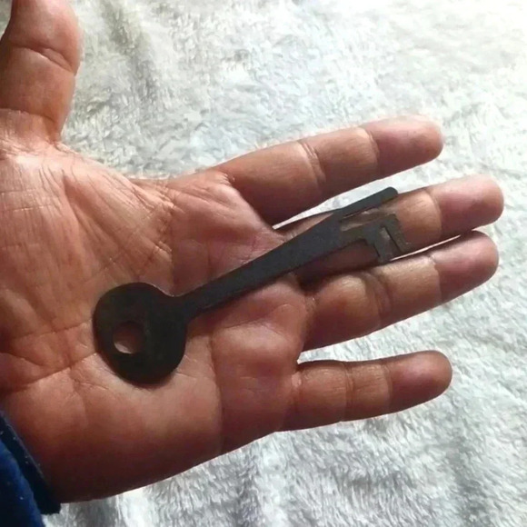 Ancient old castle like stainless steel key..collectable choice - Picture 4 of 4